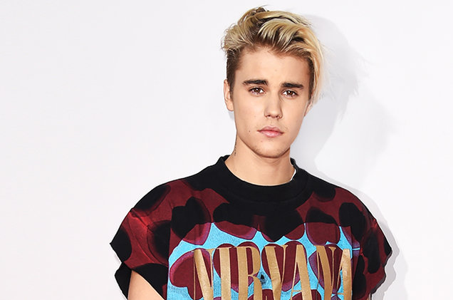 justin-bieber-amas-2015-carpet-billboard-650
