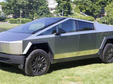 1200px-2024_Tesla_Cybertruck_Foundation_Series,_front_left_(Greenwich)
