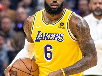 800px-LeBron_James_(51959977144)_(cropped2)