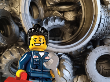 895